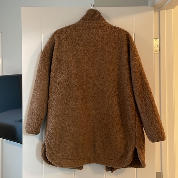 Caramel coloured Sherpa Shacket, fleece lined with Zipper and Snap closure. - Picture 2 of 3